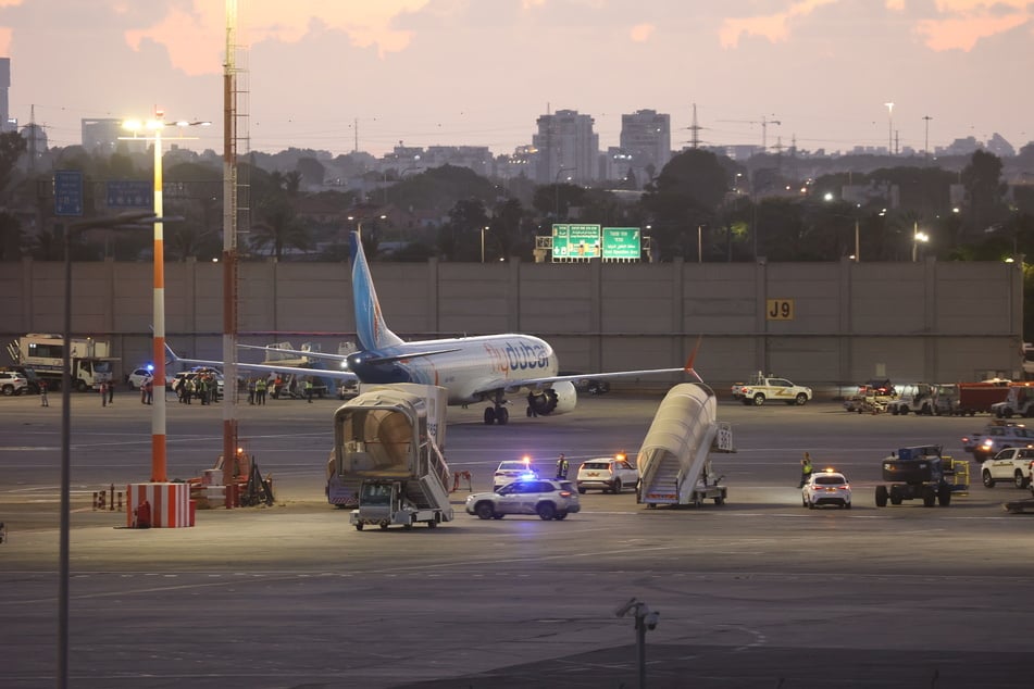 Der Flug der emiratischen Gesellschaft war am Mittwoch von Dubai nach Tel Aviv unterwegs, als es zu dem Vorfall kam. Der Flieger ist sicher im saudi-arabischen Tabuk notgelandet.