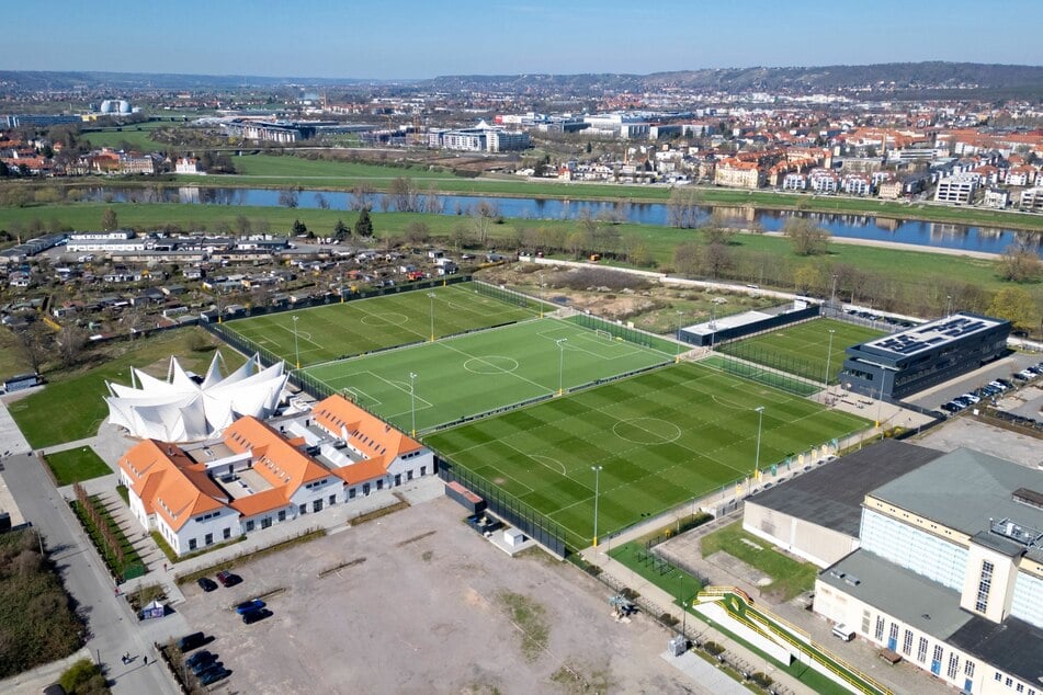 Die Generalprobe findet auf dem Rasen der AOK PLUS Walter-Fritzsch-Akademie in Dresden statt.