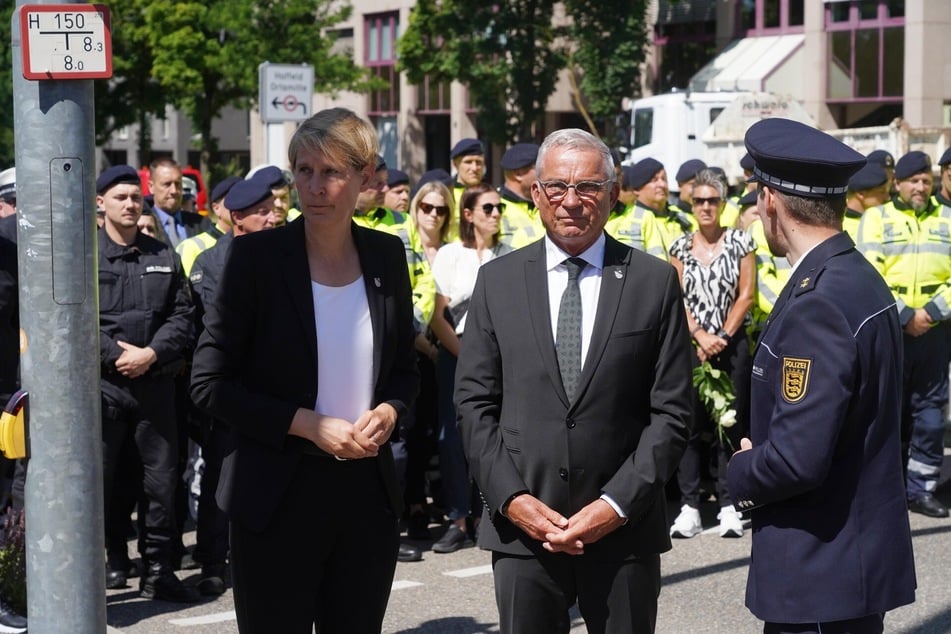 Unter anderem waren Polizeipräsidentin Stefanie Hinz (53) und Innenminister Thomas Strobl (65, CDU) vor Ort.