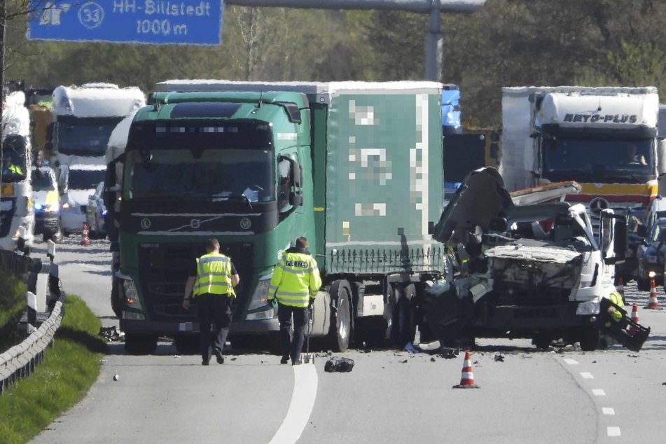 Ein 54-jähriger Mann sah auf der A1 in Höhe Hamburg-Moorfleet ein Stauende zu spät und krachte mit seinem Autotransporter in einen Lastwagen.