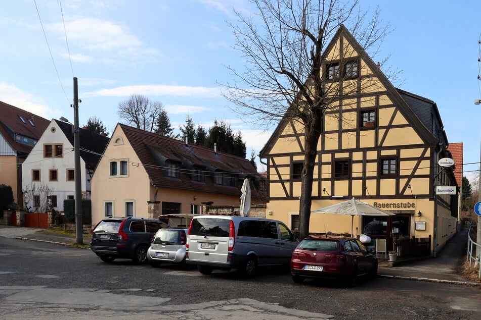 In diesem senfgelben Fachwerkhaus serviert die Bauernstube seit 22 Jahren typisch deutsche Küche.
