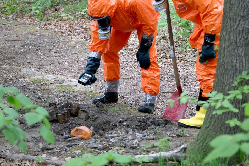 In Schutzanzügen untersuchten die Einsatzkräfte am Dienstag den giftigen Fund. Dabei schlug der Geigerzähler aus - eine radioaktive Strahlung wurde gemessen.