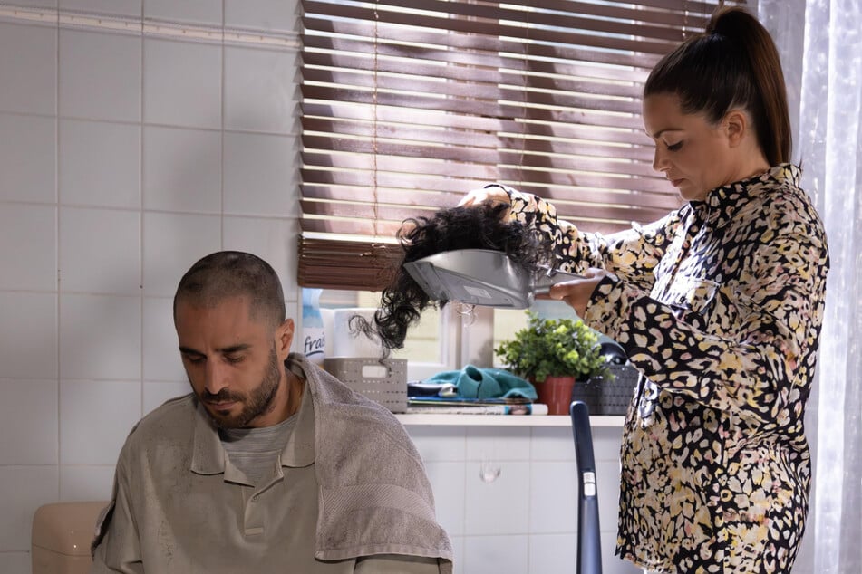 Emily ermutigt Tobias zu dem drastischen Schritt und schneidet ihm die Haare ab.