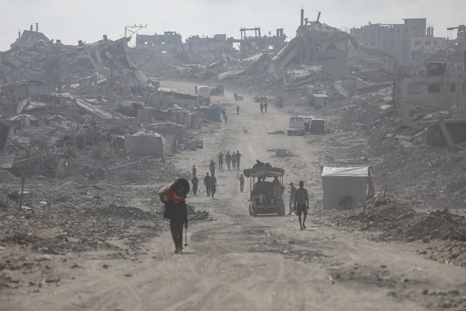 Palästinenser begutachten ihre zerstörte Heimat im Gazastreifen.