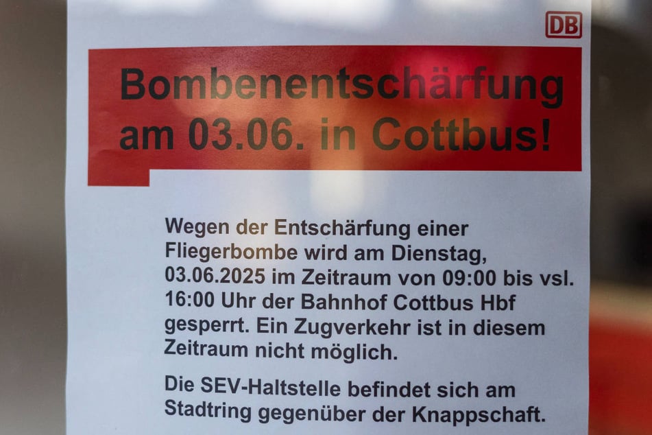 Die Deutsche Bahn informiert per Aushang über die Sperrung des Cottbuser Hauptbahnhofs.