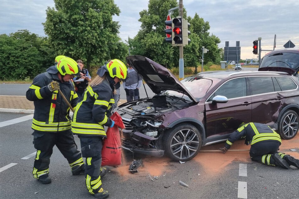 Die Feuerwehr aus Dölzig war vor Ort und bereinigte unter anderem die ausgelaufenen Betriebsmittel.