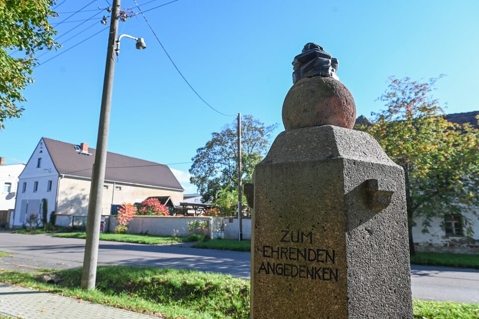 Kopflos: Das Denkmal an der Seebenischer Straße wurde erst im Jahre 2014 restauriert.