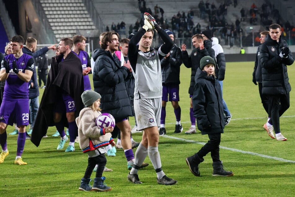 Ehrenrunde mit den Söhnen Max (l.) und Anton: FCE-Keeper Martin Männel bedankte sich bei den Fans für die Unterstützung.