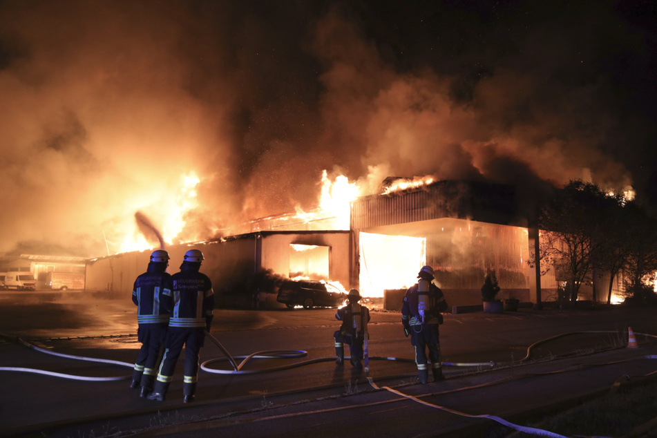 In einer Lagerhalle in Durach im schwäbischen Landkreis Oberallgäu ist ein großes Feuer ausgebrochen.