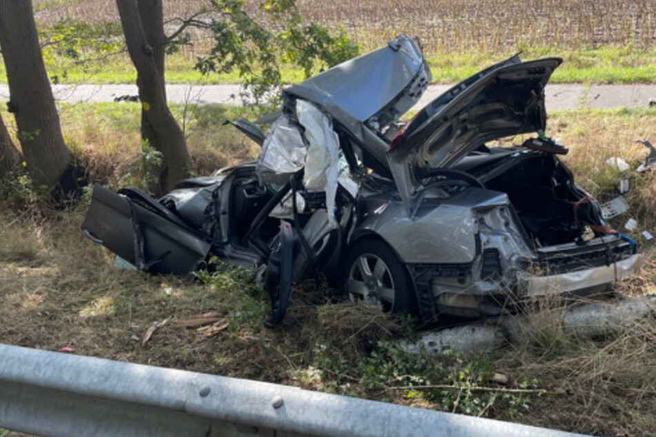 Tödlicher Überholvorgang: Autofahrer stirbt am Unfallort, Beifahrerin lebensgefährlich verletzt