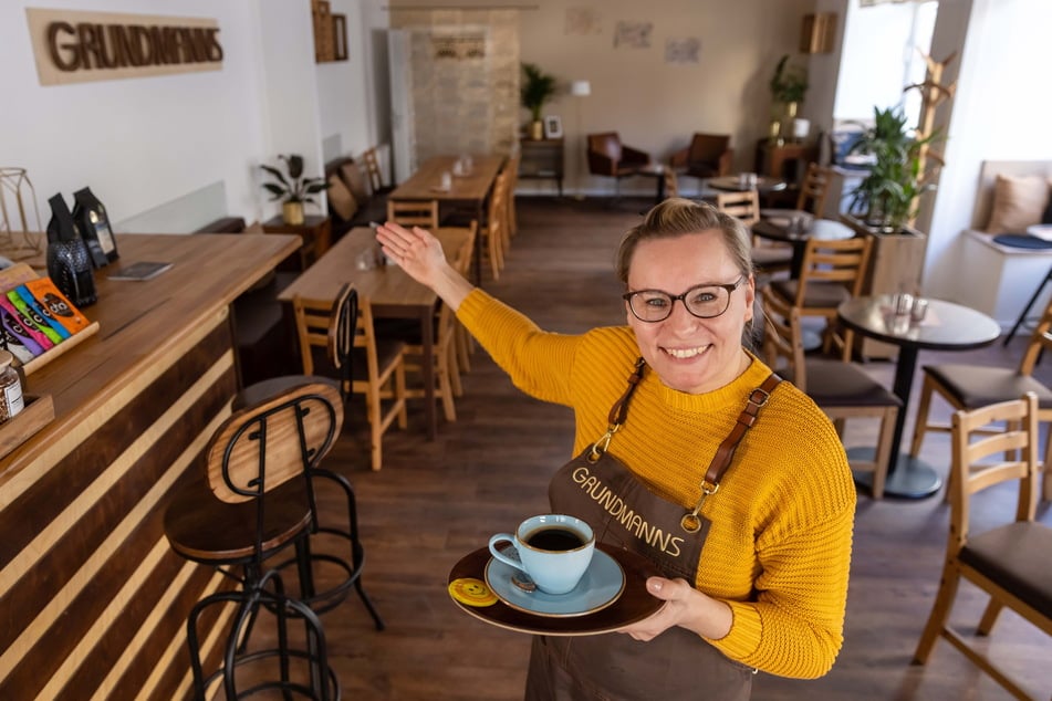 Hereinspaziert! Kati Grundmann (43) freut sich, im neuen "Grundmanns Café", jetzt noch mehr Gäste bedienen zu können.
