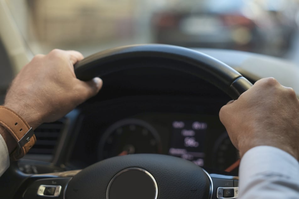 Mazda rollt durch Jena, Mann am Steuer bewusstlos: Drogentest macht die Lage nicht besser