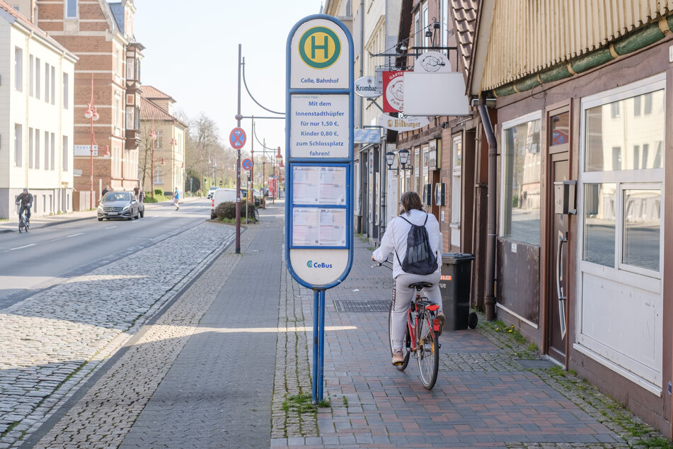 An dieser Bushaltestelle wurde der Jugendliche von dem 29-Jährigen attackiert.