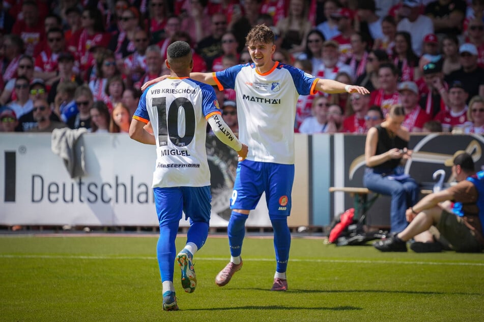 Toby Michalski (r.) jubelt nach der überraschen Führung für Krieschow gegen seinen Jugendklub. Er wurde bei Energie ausgebildet.