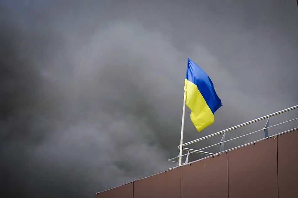 Eine russische Rakete ist im ukrainischen Dnipro neben einem Passagierzug eingeschlagen. (Symbolfoto)