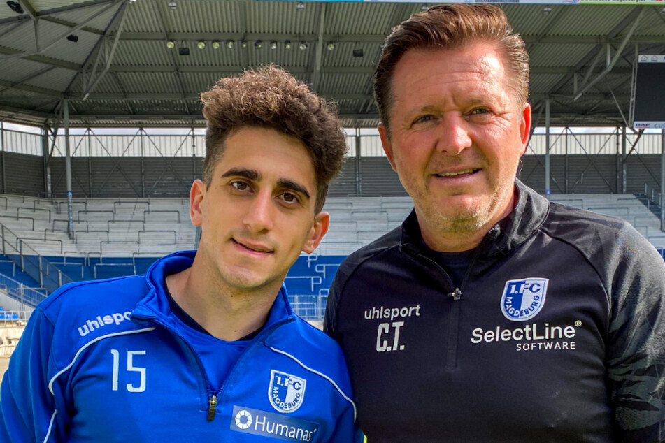 1. FC Magdeburgs Trainer Christian Titz (51,r.) mit seinem neuen Schützling Ömer Beyaz (18).