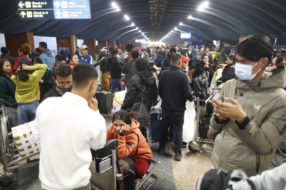 Auch im weiter östlichen Nepal herrscht Ausnahmezustand: Passagiere auf dem Weg in den Nahen Osten warten am Tribhuvan International Airport auf ihren Flieger.
