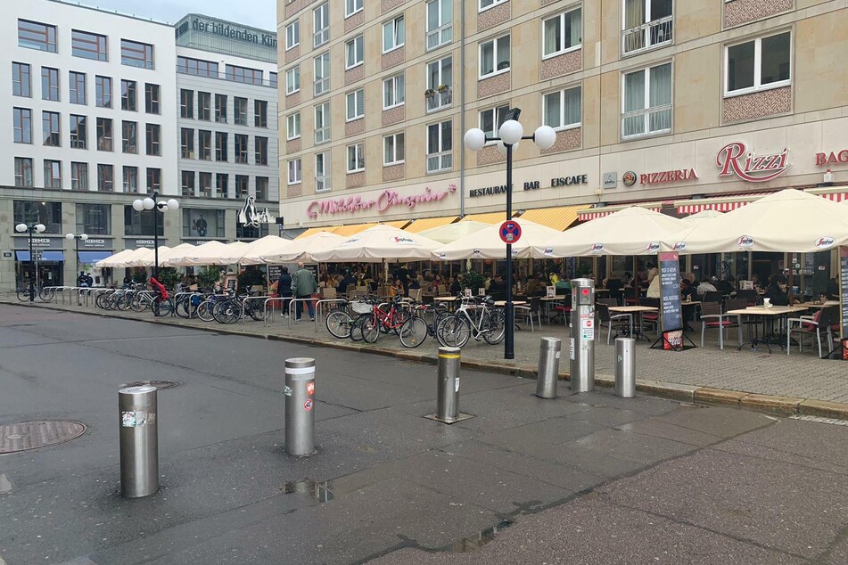 Auch unter den Schirmen der Milchbar Pinguin erfreuten sich einige Leipziger ihrer neuen Freiheiten.