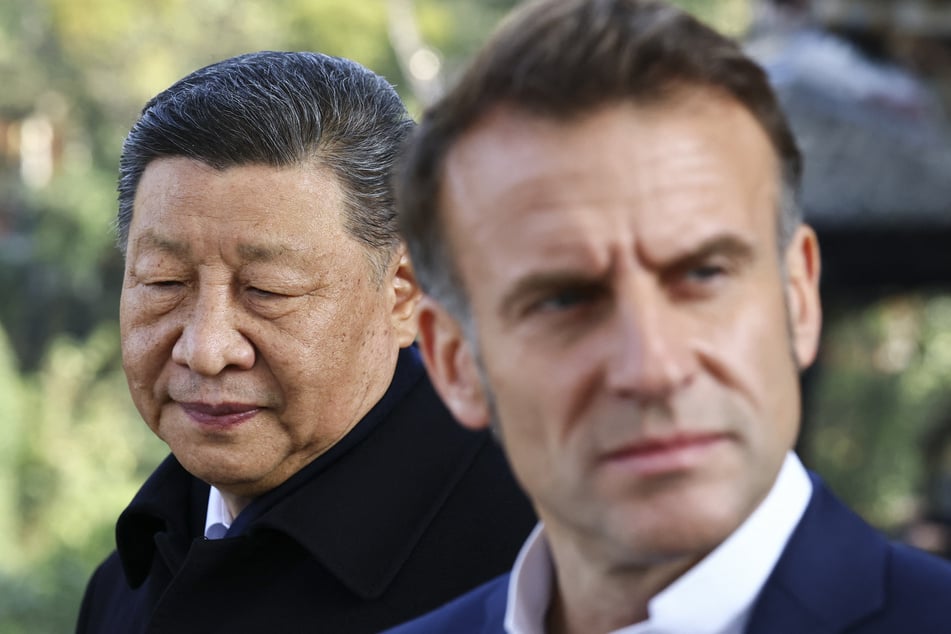 Chinese President Xi Jinping (l.) and French President Emmanuel Macron visit the Dujiangyan site in southwestern China's Sichuan province on December 5, 2025.