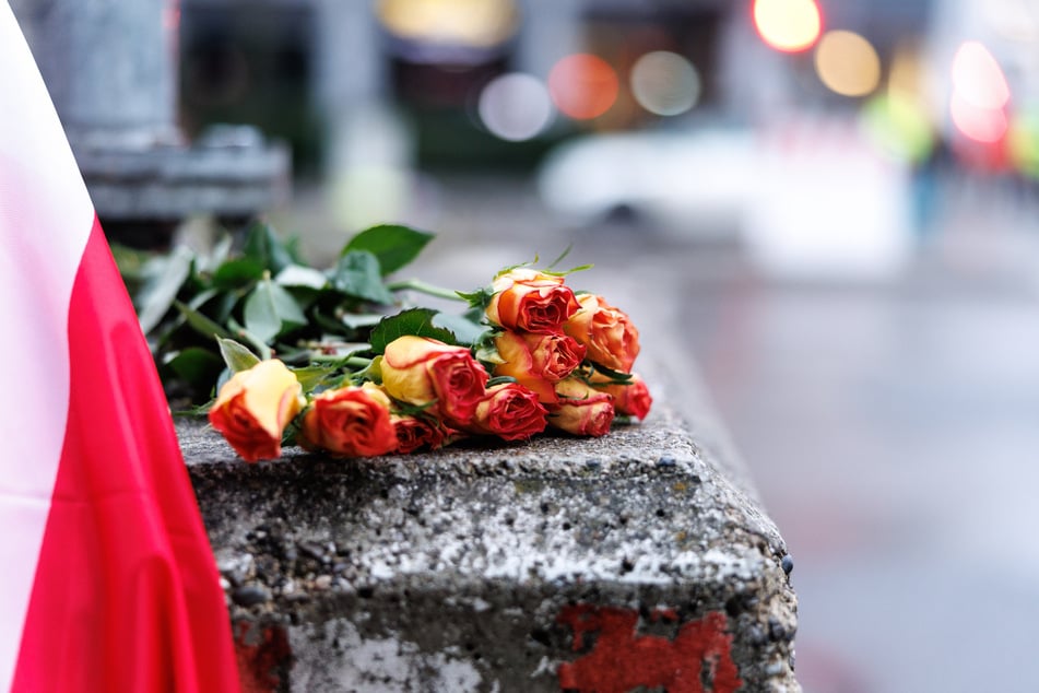 Rosen wurden am Tatort in der Münchner Innenstadt abgelegt. Ein Auto raste hier am 13. Februar in eine Menschengruppe.