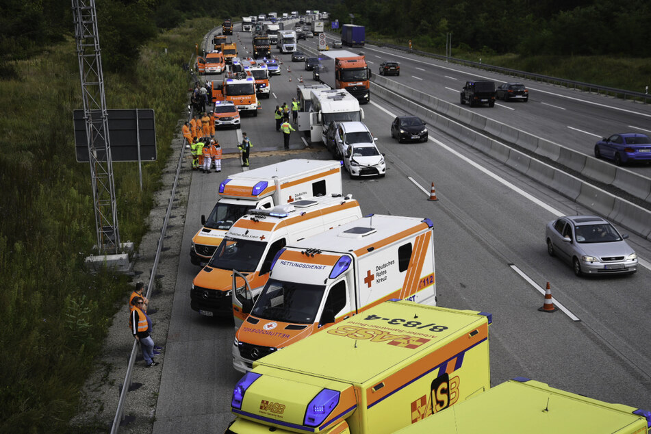 Der Verkehr wird an der Unfallstelle vorbeigeleitet.