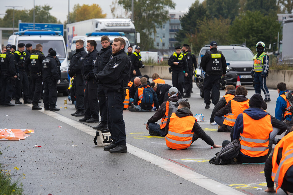 Immer wieder sitzen Aktivisten der Gruppierung auf der A100 und blockieren die Berliner Stadtautobahn.