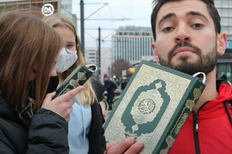 Für iPhones und MacBooks: Der aus Syrien stammende YouTuber Fayez Kanfash (23) forderte Jugendliche auf dem Alexanderplatz auf, dreimal den Koran zu küssen.