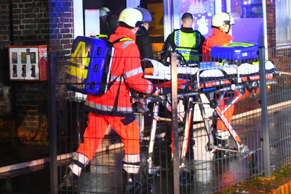 Hamburg: Dramatische Szenen in Veddel: Feuerwehr muss Menschen aus Haus evakuieren