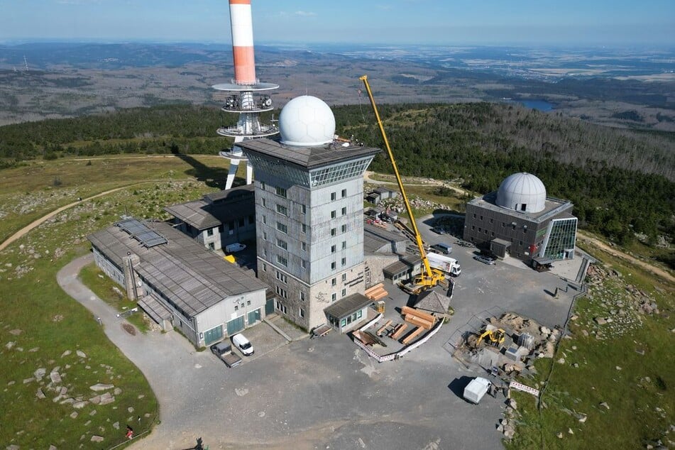 Verkäufer ist die Brocken Verwaltungs- und Vermarktungs-GmbH & Co. KG, ein Konsortium. Ab dem 1. Juli 2025 sollen die Immobilien in den Besitz des Landkreises übergehen.