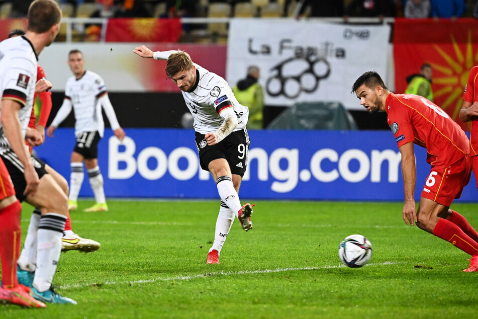Wieder glücklos: DFB-Stürmer Timo Werner (2.v.r.) scheiterte mit diesem Schuss am linken Pfosten.