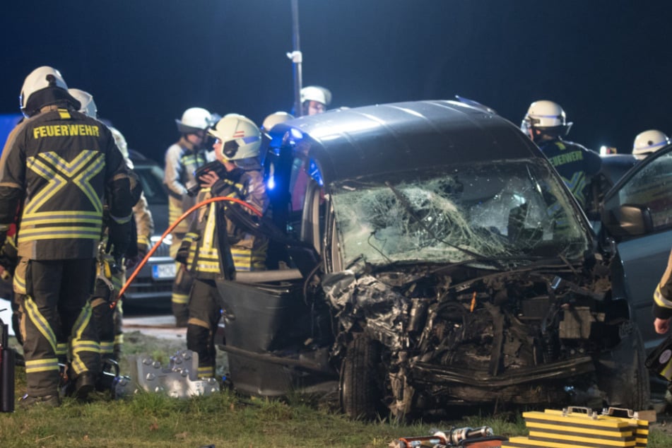 Tragischer Unfall auf B1 bei Berlin: Zwei Menschen (†22 und †46) tot, mehrere verletzt!