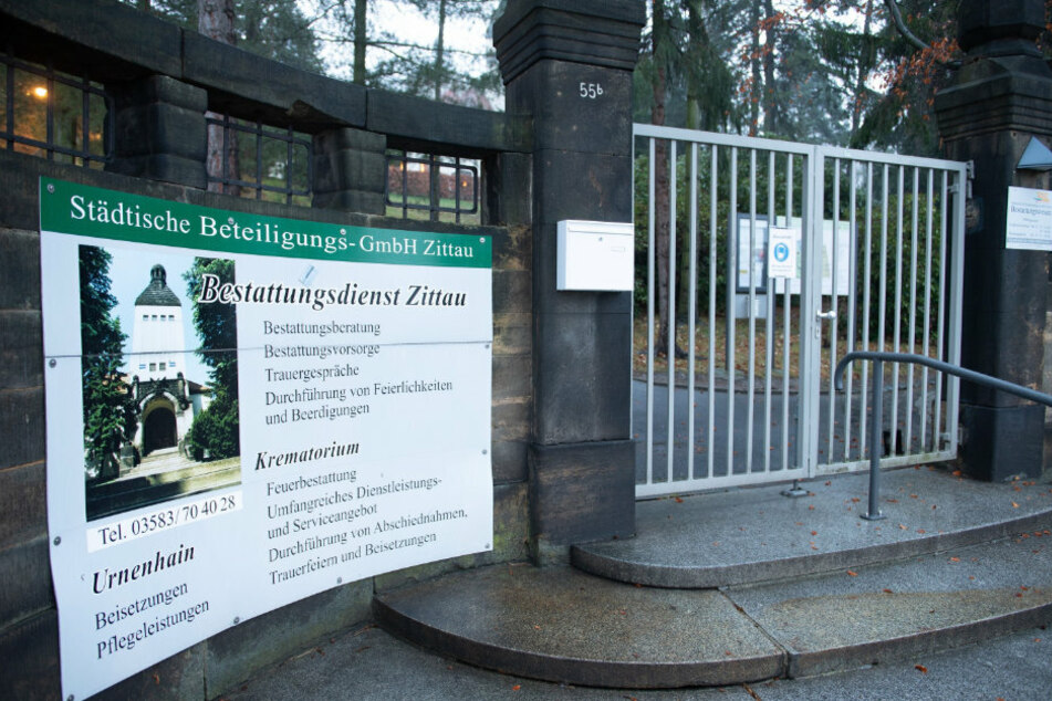 Das Tor zum Krematorium Zittau ist verschlossen. Die Leichen müssen dort bereits in einem Hochwasserlager zwischengelagert werden.