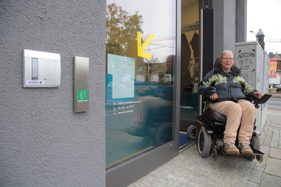 Rollstuhlfahrerin Daniela Richter (51) freut sich über die neue Automatiktür des Antidiskriminierungsbüros in der Friedrichstadt.
