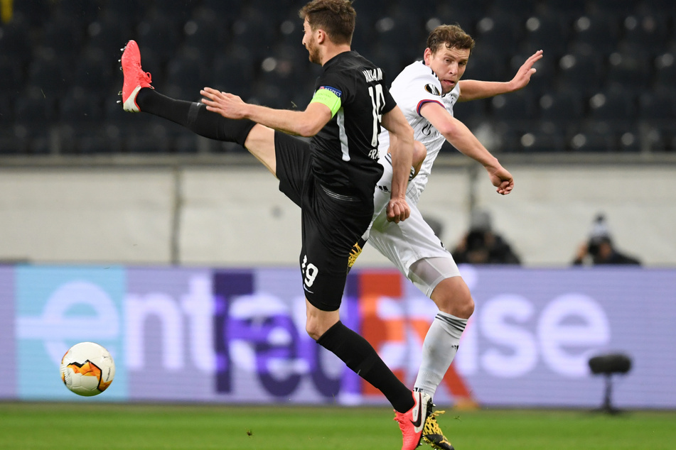 Voller Einsatz: Eintracht-Kapitän David Abraham (l.) im Zweikampf mit Basels Fabian Frei.