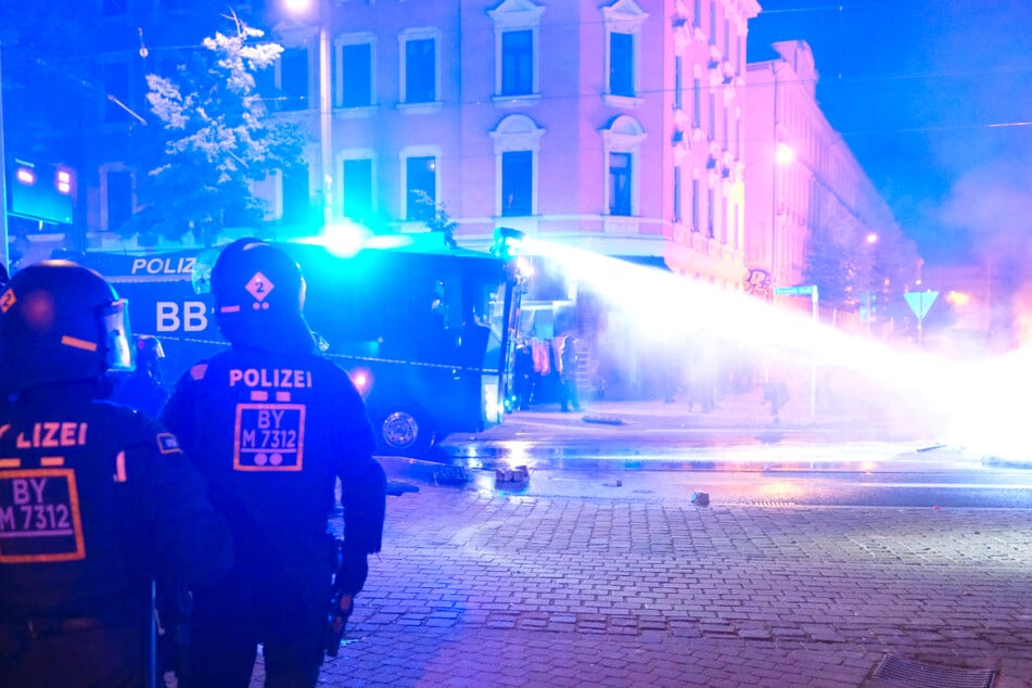 Trifft der Strahl eines Wasserwerfers - hier bei einem Einsatz in Leipzig - jemanden, kann das schon mal wehtun. (Archivbild)