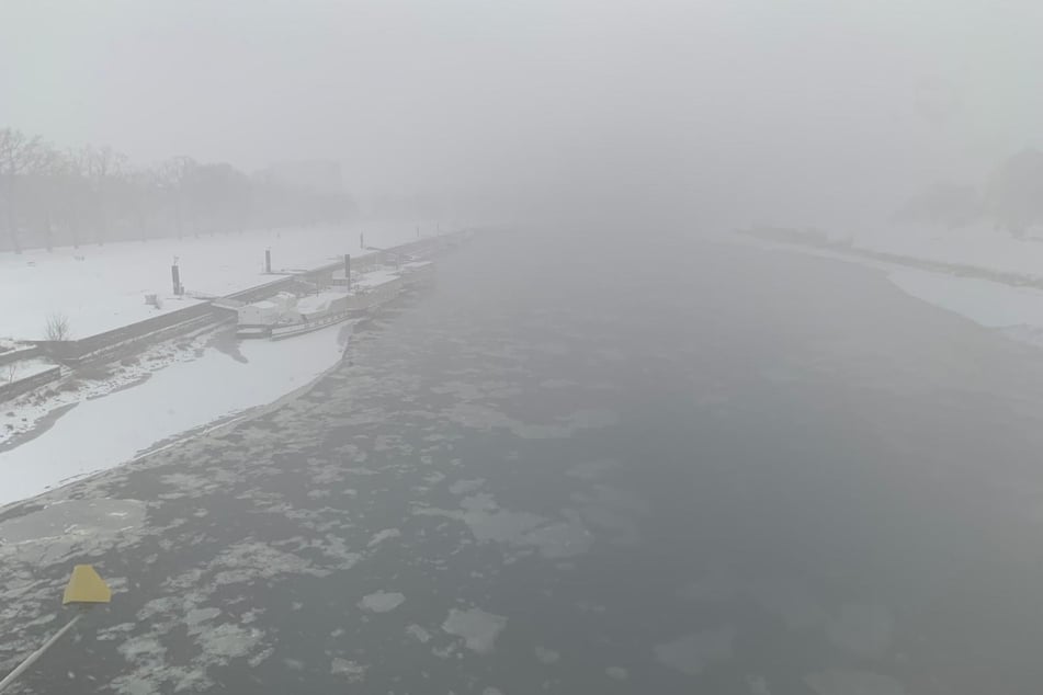 Die berühmte Dresden-Silhouette ist aufgrund des Schneetreibens von der Elbe aus nicht mehr zu erkennen.