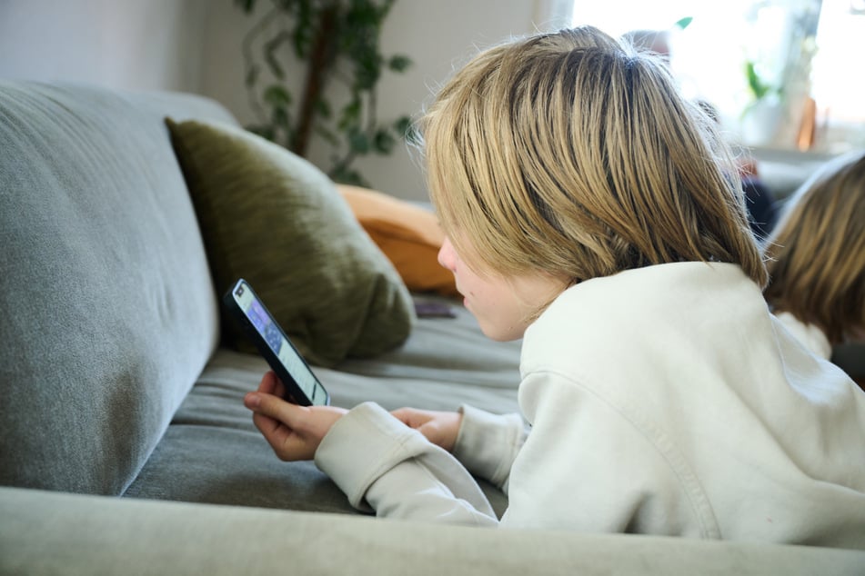 Laut den Ergebnissen der Studie ist nicht entscheidend, ob Kinder das Handy dabeihaben, sondern ob sie eines besitzen. (Symbolfoto)