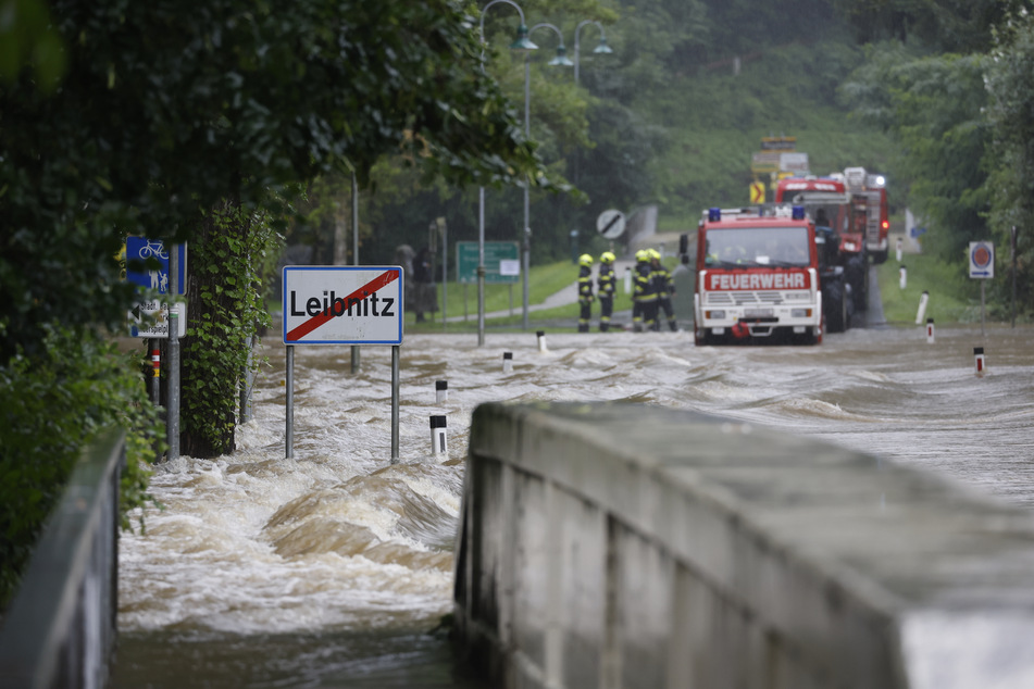 Nach Regenfällen in der vergangenen Nacht fließt noch immer nicht genug Wasser ab. Viele Straßenzüge in Südösterreich und Slowenien bleiben weiterhin überflutet.