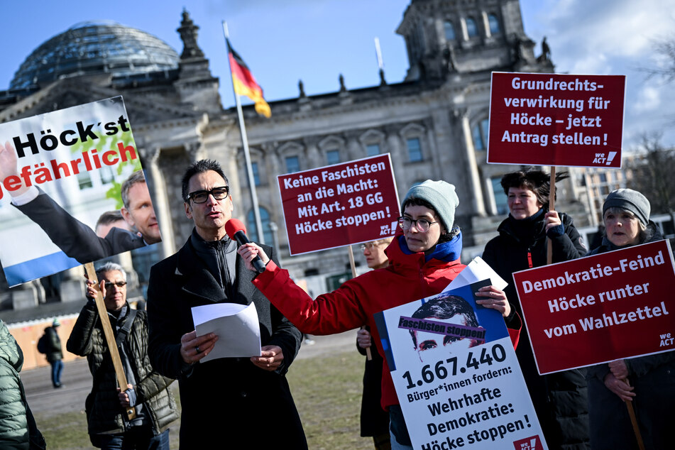 Indra Ghosh übergab die gesammelten Unterschriften und Forderungen der Aktion "Höcke stoppen" unter anderem an Grünen-Fraktionschefin Britta Haßelmann (62) in Berlin.