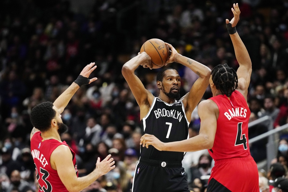 Nets forward Kevin Durant (c) scored 31 points against the Raptors on Sunday.
