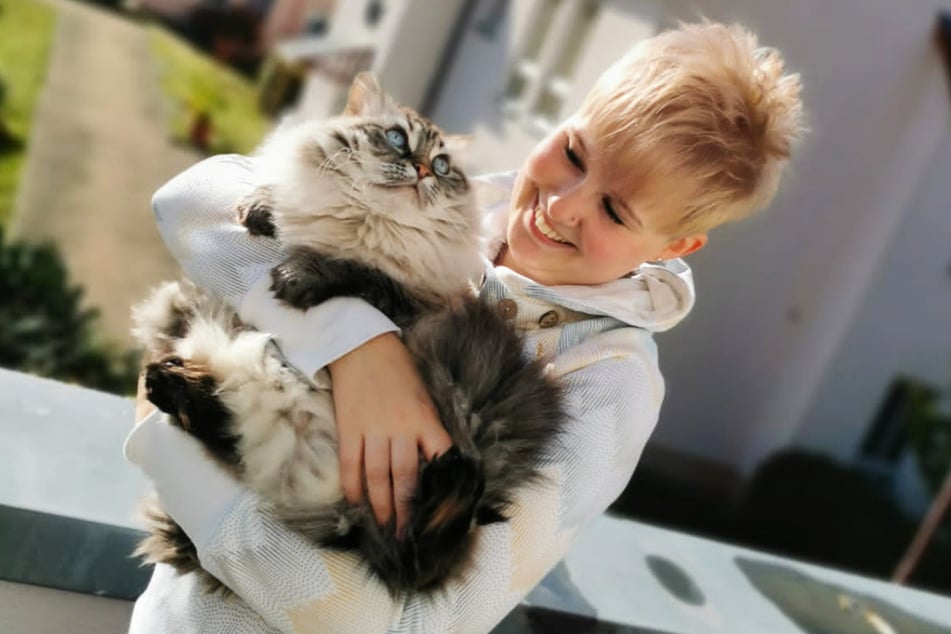 Für Franziska Müller (32) wird mit dem Katzen-Café ein Traum wahr. Sie kann dort ihre Liebe für Katzen und fürs Backen verbinden.