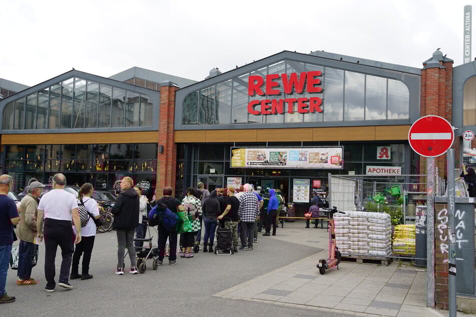 Bereits vor Einlass um 14 Uhr bildete sich vor dem Rewe Center in Altona am Sonntag eine lange Schlange.