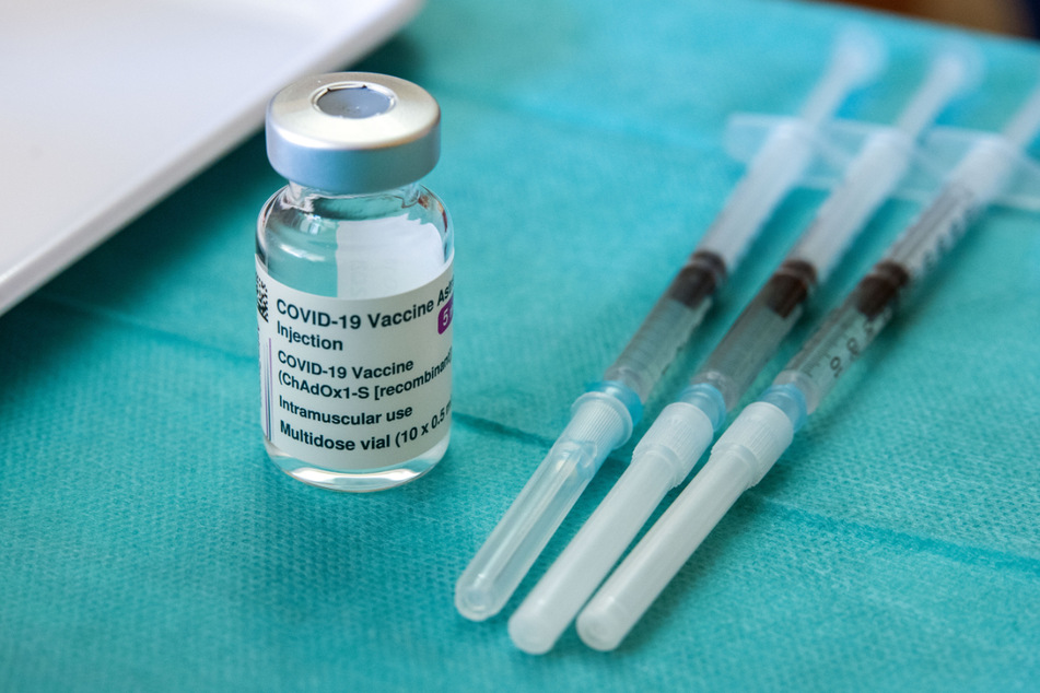 Drei vorbereitete Spritzen mit dem Corona-Impfstoff Astrazeneca liegen in einer Hausarztpraxis bereit.
