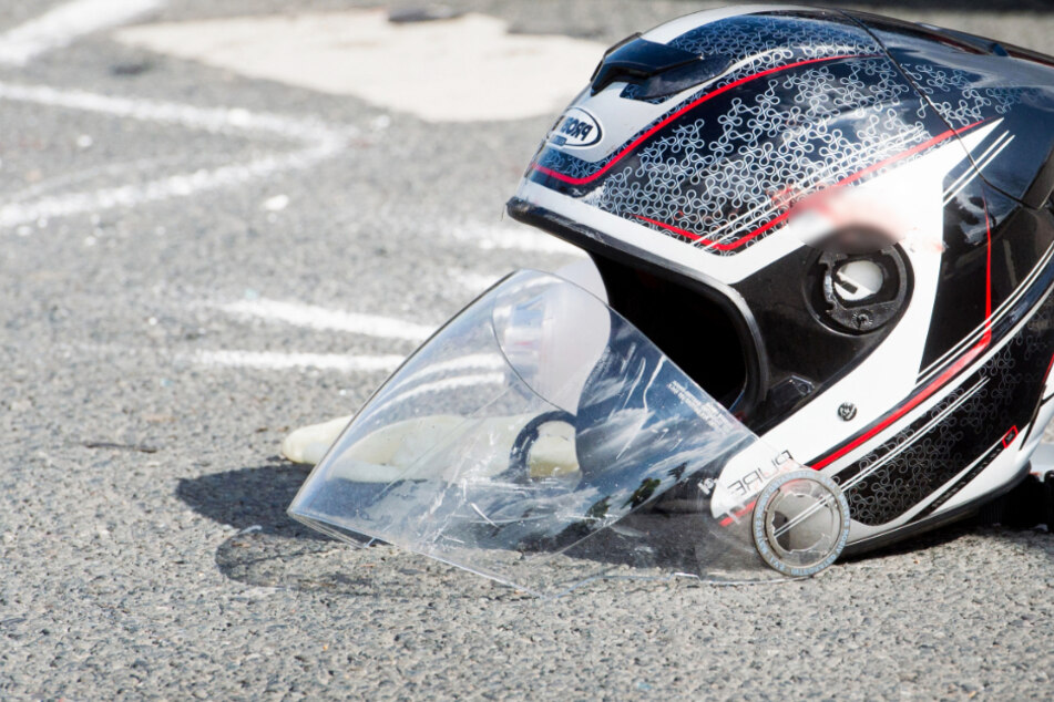 Ein Motorradfahrer ist in Bayern bei einem Zusammenstoß mit einem Auto lebensgefährlich verletzt worden. (Symbolbild)