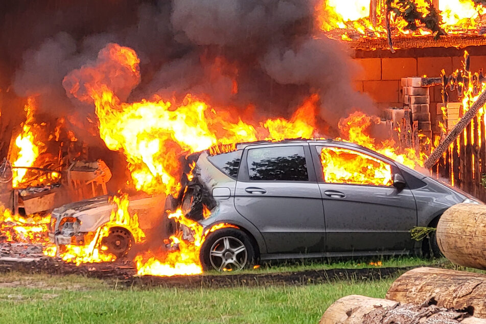 Auch mehrere Autos wurden durch das Feuer zerstört.