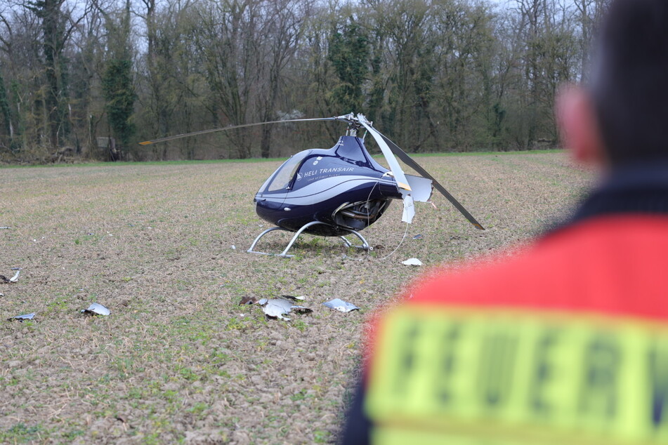 Schrecksekunde für Insassen: Hubschrauber stürzt nahe Autobahn ab