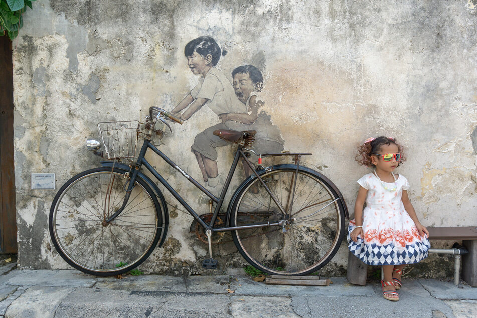 Halb Illustration, halb Fahrrad: Streetart an der Lebuh Armenian Street in Georgetown/Penang ist ein beliebtes Fotomotiv.