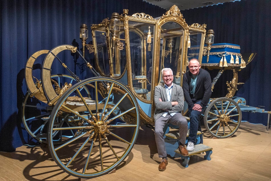 Museumsdirektor Torsten Hilscher (58, l.) und Geschäftsführer Andrè Döhring (60) vor einer 750 Kilogramm schweren Kutsche aus der oberfränkischen Stellmacherei von Jörg Wildung.