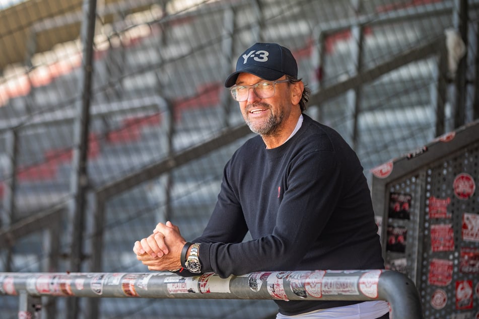 Seit 2021 ist Claus-Dieter Wollitz (60) in seiner dritten Amtszeit in Cottbus. Er führte Energie von der Regionalliga in die 2. Liga.