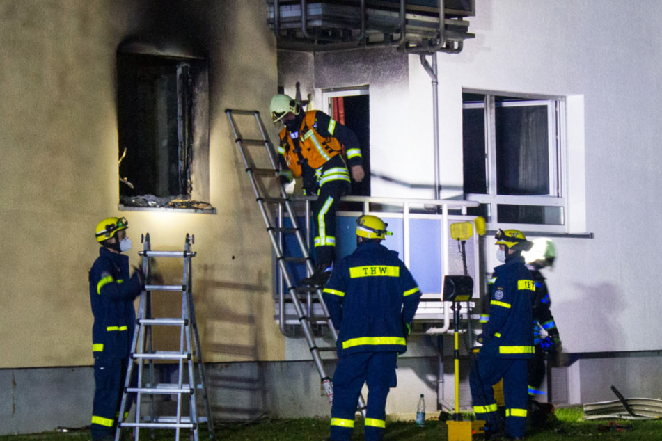 Das Feuer war in einer Erdgeschoss-Wohnung in einem Mehrfamilienhaus ausgebrochen.